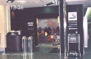 Foto 113-36 Sala de fumadores en Aeropuerto de Tokio, Japón - 10-Junio-2006