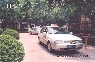 Foto 114-27 - Taxis en la entrada al hotel Regal International Fast Asia de Shanghai, China - 11-Junio-2006