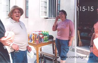 Foto 115-15 - Heliodoro Ayala recién comprando un sombrero a una vendedora de refrescos en Zhouzhuang, China - 11-Junio-2006