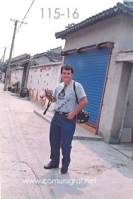 Foto 115-16 - Javier Navarro en uno de los callejones de la parte antigua del pueblo de Zhouzhuang, China - 11-Junio-2006