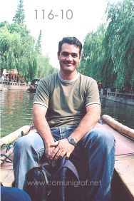 Foto 116-10 - José Luis Díaz paseando en una de las lanchas para turistas en uno de los canales acuáticos del pueblo viejo de Zhouzhuang, China - 11-Junio-2006