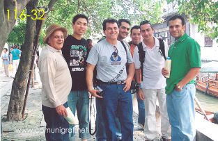 Foto 116-32 - Heliodoro Ayala, Benny, Javier Navarro,  José Luis Díaz, Humberto Mata, Alejandro Aguilera y Armando Padilla en el pueblo viejo de Zhouzhuang, China - 11-Junio-2006