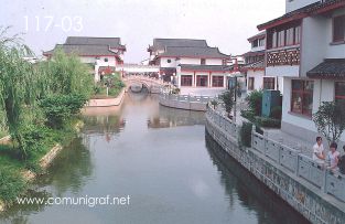Foto 117-03 - Canales acuáticos en la zona conocida como Elegance Garden Square (Jardín de la Elegancia) en el pueblo de Zhouzhuang, China - 11-Junio-2006