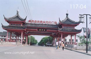 Foto 117-04 - Entrada a la zona conocida como Elegance Garden Square (Jardín de la Elegancia) en el pueblo de Zhouzhuang, China - 11-Junio-2006