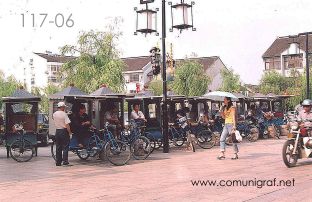 Foto 117-06 - Lugareños que se dedican a llevar y traer personas en bici-carro en el pueblo de Zhouzhuang, China - 11-Junio-2006