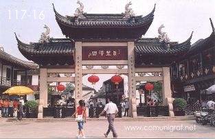 Foto 117-16 - Una vez más, la entrada al pueblo viejo de Zhouzhuang, China - 11-Junio-2006