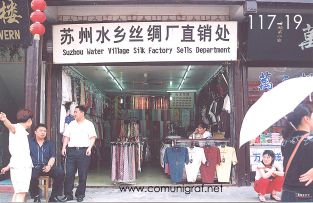 Foto 117-19 - Tienda de ropa en el pueblo viejo de Zhouzhuang, China - 11-Junio-2006