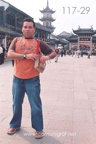 Foto 117-29 - Humberto Mata en la zona peatonal turística del pueblo viejo de Zhouzhuang, China - 11-Junio-2006