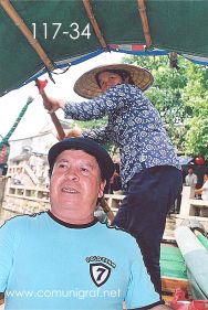 Foto 117-34 - José Regino Torres en un paseo en lancha en el pueblo viejo de Zhouzhuang, China - 11-Junio-2006