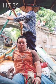 Foto 117-35 - Otra toma de Humberto Mata en un paseo en lancha en el pueblo viejo de Zhouzhuang, China - 11-Junio-2006