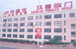 Foto 118-09 - Fachada de la empresa Shanghai Tobacco Group en el trayecto del pueblo de Zhouzhuang a Shanghai, China - 11-Junio-2006