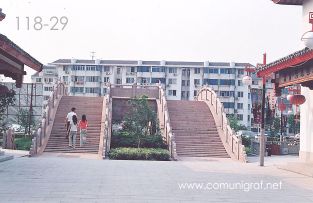 Foto 118-29 - Puentes en la zona del Elegance Garden Square (Jardín de la Elegancia) en el pueblo de Zhouzhuang, China - 11-Junio-2006