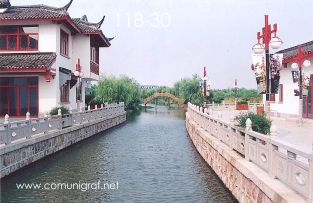 Foto 118-30 - Preciosos canales de agua de la zona del Elegance Garden Square (Jardín de la Elegancia) en el pueblo de Zhouzhuang, China - 11-Junio-2006