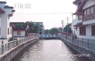 Foto 118-32 - Otra toma de los canales de agua en el Elegance Garden Square (Jardín de la Elegancia) en el pueblo de Zhouzhuang, China - 11-Junio-2006