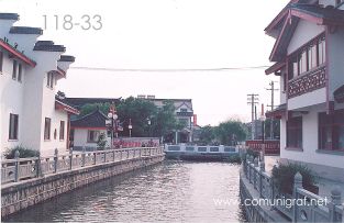Foto 118-33 - Canales de agua en el Elegance Garden Square (Jardín de la Elegancia) en el pueblo de Zhouzhuang, China - 11-Junio-2006