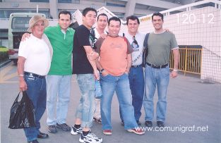 Foto 120-12 - Heliodoro Ayala, Armando Padilla, Benny (guía), Alejandro Aguilera, Humberto Mata, Javier Navarro y José Luis Díaz en Shanghai, China - 11-Junio-2006