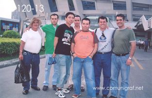 Foto 120-13 - Heliodoro Ayala, Armando Padilla, Benny (guía), Alejandro Aguilera, Humberto Mata, Javier Navarro y José Luis Díaz en Shanghai, China - 11-Junio-2006