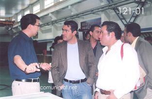 Foto 121-01 - El señor Frank Li Gerente General de Guanghua Printing Machinery con los visitantes mexicanos en el recorrido de la planta de armado de Máquinas Offset- 12-Junio-2006