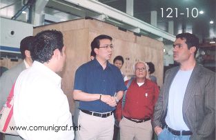 Foto 121-10 - El señor Frank Li Gerente General de Guanghua Printing Machinery atendiendo las preguntas de los visitantes la planta de armado de Máquinas Offset- 12-Junio-2006