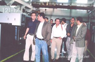 Foto 121-17 - El señor Frank Li Gerente General de Guanghua Printing Machinery mostrando a los visitantes mexicanos la planta de armado de Máquinas Offset- 12-Junio-2006