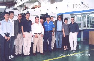 Foto 122-26 - Ignacio Lee, Nick Chen, Alejandro Aguilera, Frank Li, Humberto Mata, Heliodoro Ayala, trabajador de Guanghua, Armando Padilla, José Luis Díaz, Señora Chen You Jun y Fernando Martínez en la planta de Guanghua Printing Machinery Shanghai, China - 12-Junio-2006