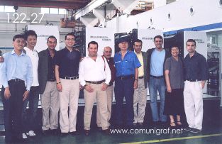 Foto 122-27 - Ignacio Lee, Nick Chen, Alejandro Aguilera, Frank Li, Humberto Mata, Heliodoro Ayala, trabajador de Guanghua, Armando Padilla, José Luis Díaz, Señora Chen You Jun y Fernando Martínez en la planta de Guanghua Printing Machinery Shanghai, China - 12-Junio-2006