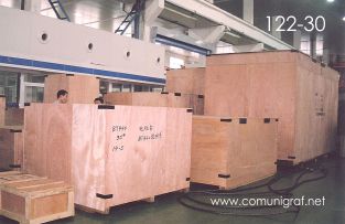Foto 122-30 - Máquinas de impresión offset y refacciones ya empacadas y listas para su envío en la planta de Guanghua Printing Machinery Shanghai, China - 12-Junio-2006