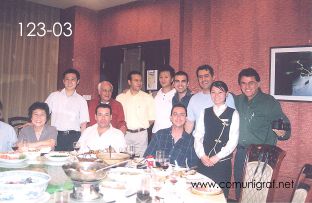 Foto 123-03 -  Visitantes y funcionarios de Guanghua Printing Machinery en un conocido restaurant en Shanghai en comida ofrecida por Guanghua Printing Machinery en Shanghai China - 12-Junio-2006