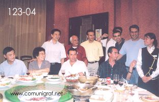 Foto 123-04 -  Visitantes tratando de convencer a la señorita de atención a posar en la foto con ellos en un conocido restaurant de Shanghai en comida ofrecida por Guanghua Printing Machinery en Shanghai China - 12-Junio-2006