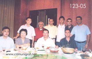 Foto 123-05 -  (sentados de izq a der) Ignacio Lee, Señora Chen You Jun, Humberto Mata y Alejandro Aguilera, (de pie de izq a der) funcionario de Guanghua Printing Machinery, Heliodoro Ayala, Armando Padilla, Nick Chen, Fernando Martínez y José Luis Díaz en un conocido restaurant de Shanghai en comida ofrecida por Guanghua Printing Machinery en Shanghai China - 12-Junio-2006