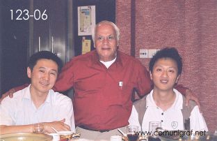 Foto 123-06 -  Funcionario de Guanghua Printing Machinery, Heliodoro Ayala y Nick Chen en un conocido restaurant en Shanghai en comida ofrecida por Guanghua Printing Machinery en Shanghai China - 12-Junio-2006