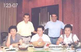 Foto 123-07 -  Señora Chen You Jun, Armando Padilla, funcionario de Guanghua Printing Machinery, José Luis Díaz y Nick Chen en un conocido restaurant en Shanghai en comida ofrecida por Guanghua Printing Machinery en Shanghai China - 12-Junio-2006