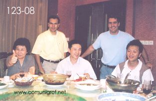 Foto 123-08 -  Señora Chen You Jun, Armando Padilla, funcionario de Guanghua Printing Machinery, José Luis Díaz y Nick Chen en un conocido restaurant en Shanghai en comida ofrecida por Guanghua Printing Machinery en Shanghai China - 12-Junio-2006