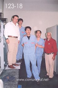 Foto 123-18 - Humberto Mata (izq) y Heliodoro Ayala (der) con algunos de los empleados de la empresa Guanghua Printing Machinery en Shanghai, China - 12-Junio-2006