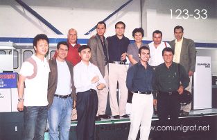 Foto 123-33 - (Al frente) Nick Chen, José Luis Díaz, Ignacio Lee (traductor), Fernando Martínez y Javier Navarro. (Atrás) Heliodoro Ayala, Alejandro Aguilera, Frank Li, Señora Chen You Jun, Humberto Mata y Armando Padilla en la planta de Guanghua Printing Machinery Shanghai, China - 12-Junio-2006