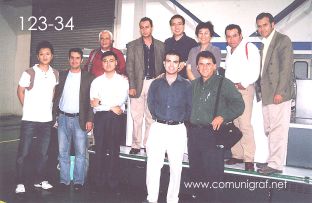 Foto 123-34 - (Al frente) Nick Chen, José Luis Díaz, Ignacio Lee (traductor), Fernando Martínez y Javier Navarro. (Atrás) Heliodoro Ayala, Alejandro Aguilera, Frank Li, Señora Chen You Jun, Humberto Mata y Armando Padilla en la planta de Guanghua Printing Machinery Shanghai, China - 12-Junio-2006