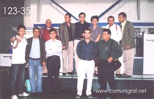 Foto 123-35 - (Al frente) Nick Chen, José Luis Díaz, Ignacio Lee (traductor), Fernando Martínez y Javier Navarro. (Atrás) Heliodoro Ayala, Alejandro Aguilera, Frank Li, Señora Chen You Jun, Humberto Mata y Armando Padilla en la planta de Guanghua Printing Machinery Shanghai, China - 12-Junio-2006