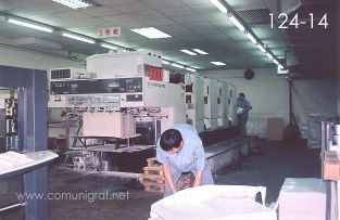 Foto 124-14 - Máquina de impresión offset LITHRONE 40 de cuatro colores en la imprenta Shanghai Zhonghua Printing Co. Ltd. en Shanghai China - 12-Junio-2006