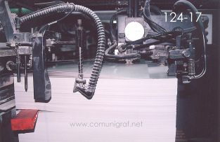 Foto 124-17 - Succionador de papel de una máquina offset de cuatro colores en la imprenta Shanghai Zhonghua Printing Co. Ltd. en Shanghai China - 12-Junio-2006