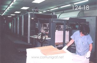 Foto 124-18 - Acomodando los pliegos de papel en la imprenta Shanghai Zhonghua Printing Co. Ltd. en Shanghai China - 12-Junio-2006