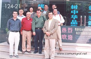 Foto 124-21 - Los visitantes mexicanos junto con el anfitrión Sr. Pan Xiao Donga gerente general de la imprenta Shanghai Zhonghua Printing Co. Ltd. en Shanghai China - 12-Junio-2006