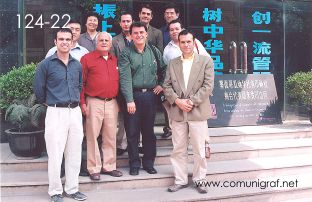 Foto 124-22 - Posando para la foto del recuerdo, los visitantes mexicanos junto con el anfitrión Sr. Pan Xiao Donga gerente general de la imprenta Shanghai Zhonghua Printing Co. Ltd. en Shanghai China - 12-Junio-2006
