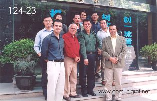 Foto 124-23 - (al frente de izq a der) Fernando Martínez, Heliodoro Ayala, Javier Navarro, Humberto Mata y Armando Padilla. (atrás de izq a der) Ignacio Lee, Señora Chen You Jun, Alejandro Aguilera, José Luis Díaz y el anfitrión Sr. Pan Xiao Donga gerente general de la imprenta Shanghai Zhonghua Printing Co. Ltd. en Shanghai China - 12-Junio-2006