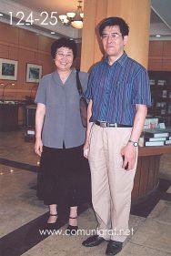 Foto 124-25 - Otra toma de la Señora Chen You Jun y el Sr. Pan Xiao Donga gerente general de la imprenta Shanghai Zhonghua Printing Co. Ltd. en Shanghai China - 12-Junio-2006<