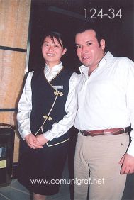 Foto 124-34 - Otra toma de Humberto Mata con una de las señoritas que atendieron la comida en conocido restaurante de Shanghai ofrecida por la empresa Guanghua Printing Machinery en Shanghai, China - 12-Junio-2006