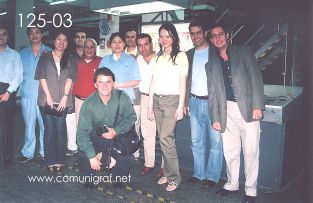 Foto 125-03 - Foto del recuerdo de los visitantes mexicanos junto con algunas de las personas que los atendieron en la imprenta Shanghai Zhonghua Printing Co. Ltd. en Shanghai China - 12-Junio-2006