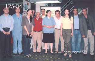 Foto 125-04 - Visitantes mexicanos junto con algunas de las personas que los atendieron en la imprenta Shanghai Zhonghua Printing Co. Ltd. en Shanghai China - 12-Junio-2006