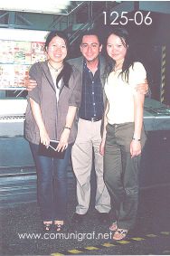 Foto 125-06 - Alejandro Aguilera (centro) con dos de las señoritas anfitrionas de la imprenta Shanghai Zhonghua Printing Co. Ltd. en Shanghai China - 12-Junio-2006