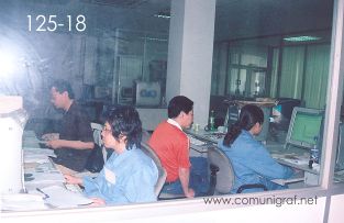 Foto 125-18 - Departamento de diseño gráfico en la imprenta Shanghai Zhonghua Printing Co. Ltd. en Shanghai China - 12-Junio-2006