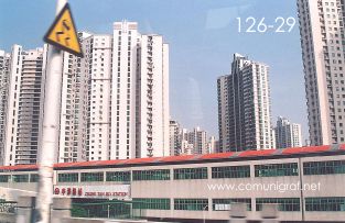 Foto 126-29 - Conjunto de edificios en el exterior de la estación del metro Zhong Tan en Shanghai China - 12-Junio-2006